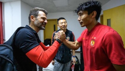 海港惊险夺亚莱科相对满意 赛后找郑智交流送赞歌