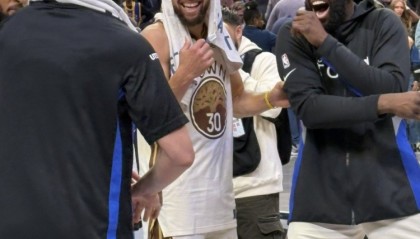 老伙计！库里、克莱、追梦赛后场边聚首 三人有说有笑非常开心